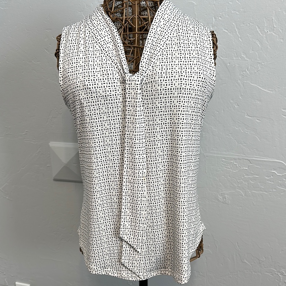 Banana Republic White and Black Patterned Sleeveless Top with front tie. Size M